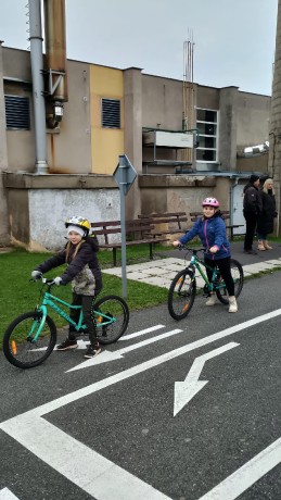 69d33c77-d7f6-4891-a035-cdd90746d12e